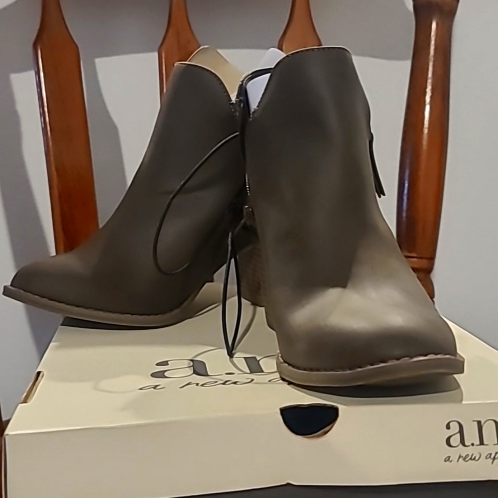 A.n.a, taupe Size 6.5M